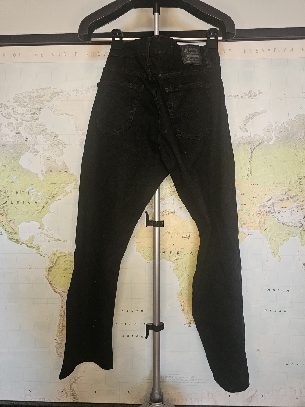 Levi's Men's Black Straight Jeans - Classic Back Pocket Detail